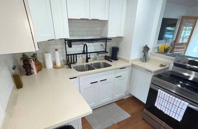 Cute & Cozy entire home under 10 mins from beach and Downtown St. Pete