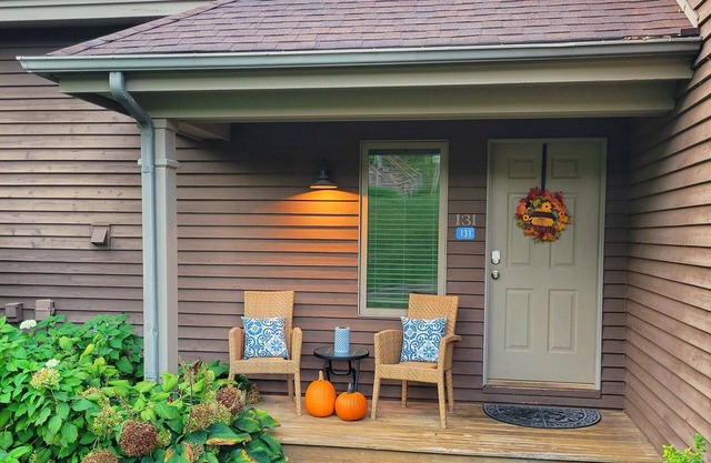 Cute & Cozy Golf Villa, King Bed, Wood Fireplace, Near Spa, Trails
