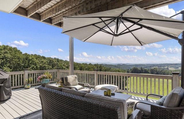 🐶Cute Dog-Friendly Cottage w/Gazebo, Fire Pit, & Pond.+FREE Biltmore Pass🏰