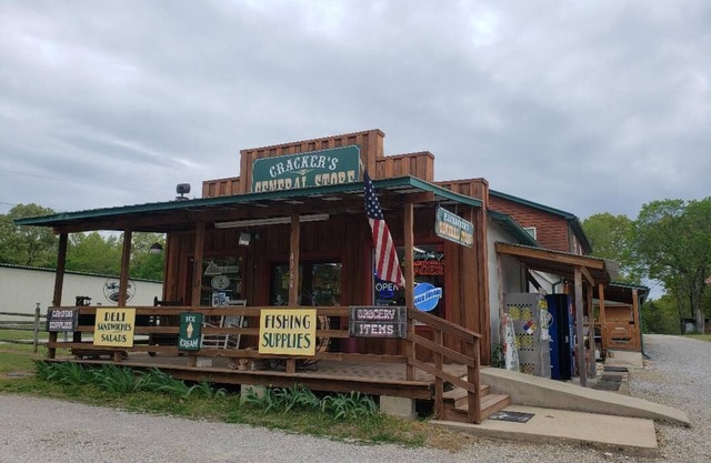 Cute One Room Upstairs Loft just minutes from Bull Shoals Lake & the White River