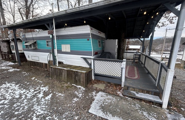 Cute RV w/2 bedrooms, WiFi, & AC in Enchanting Dandridge! Close to attractions!