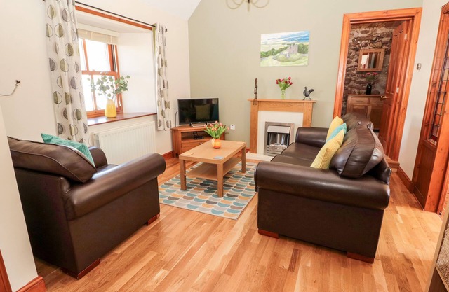 CYGNET COTTAGE, pet friendly, character holiday cottage in Norham