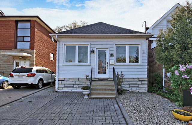 D&D Hideaway in South Etobicoke. Cozy 3-BR Home w/ Garden Nr Lake & Parks.