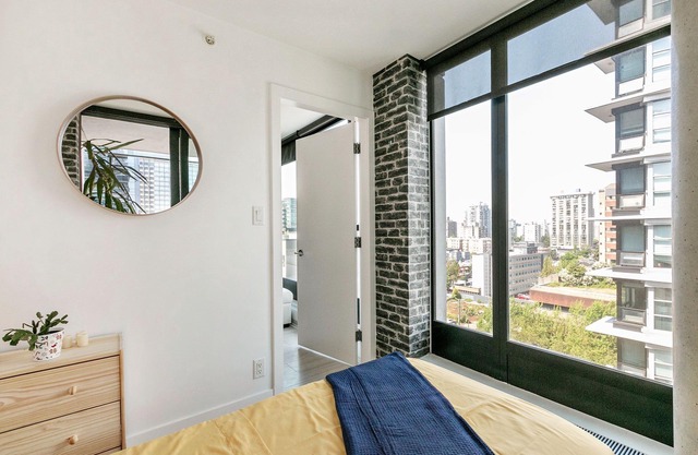 D4 - Amazing Junior 2 Bedroom, Central Location + AC