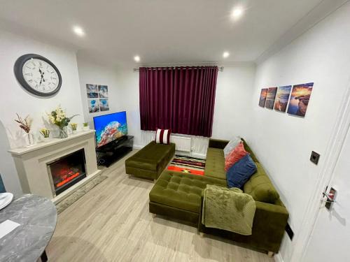 Dagenham 3-Beds Sleeps 5 12 min walk to Metro