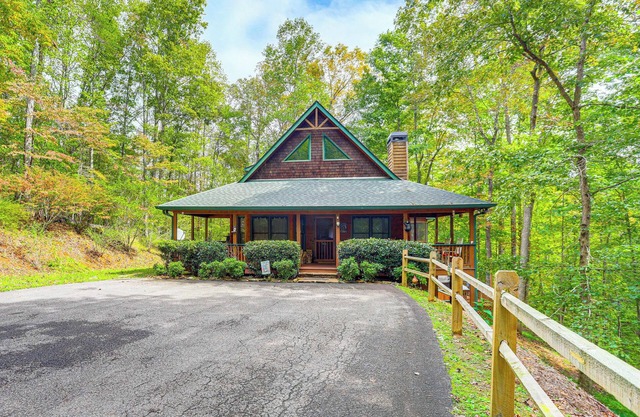 Dahlonega Cabin w/Hot Tub, 4 Mi to Downtown!