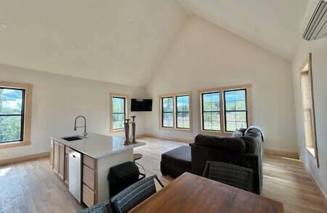 Dahlonega Mountain Creekside Retreat: 2BD/2BA