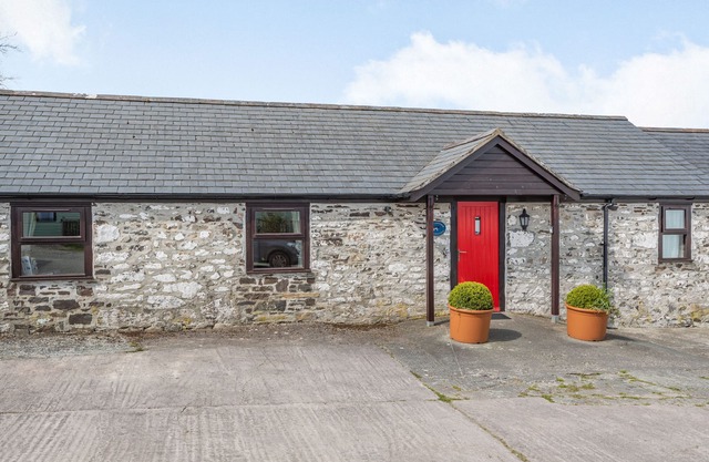DAIRY COTTAGE, pet friendly, with a garden in Llanrwst