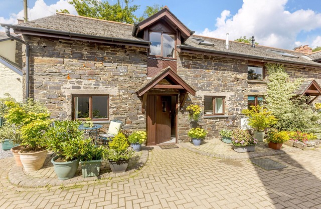 Dairy Cottage - Two Bedroom House, Sleeps 4