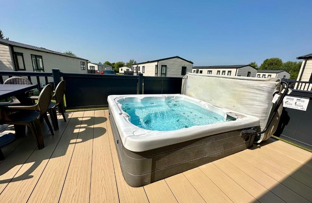 Daisy Hot Tub Lodge
