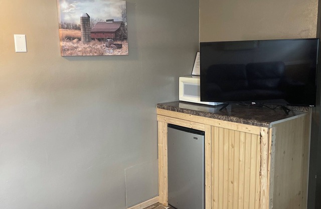 Dakota Landing Cabins & Motel: #9-Cozy, newly remodeled cabin