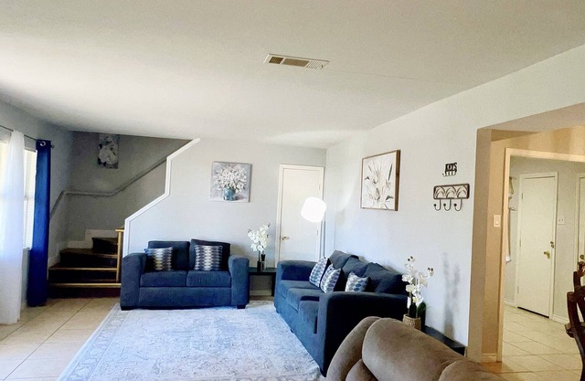 Dallas Green house 3 bedroom 4 bdr house king bed!