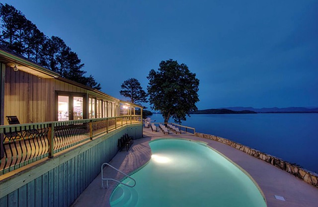 Dandridge - The Lake House - 10 Bdrms.