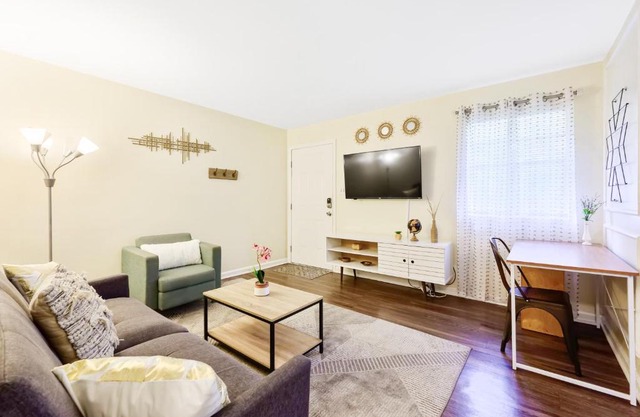Dapper Digs - King Bed - Long Term Stays - Duke