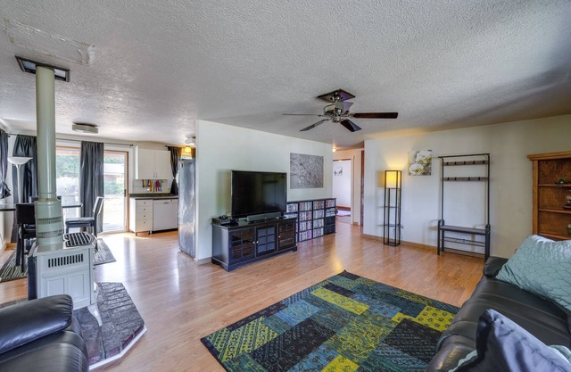 Darrington Rental w/Private Yard & Mountain Views