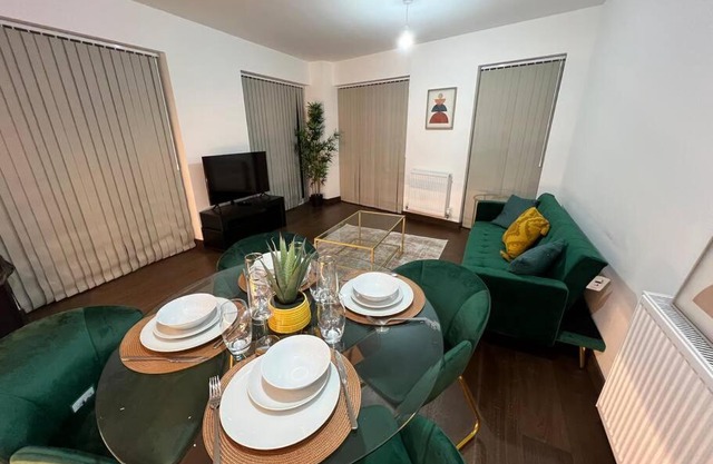 Dartford Lux Stay 1 bedroom apartment- free parking next to station