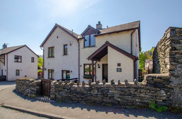 Dawn Cottage - Two Bedroom House, Sleeps 4