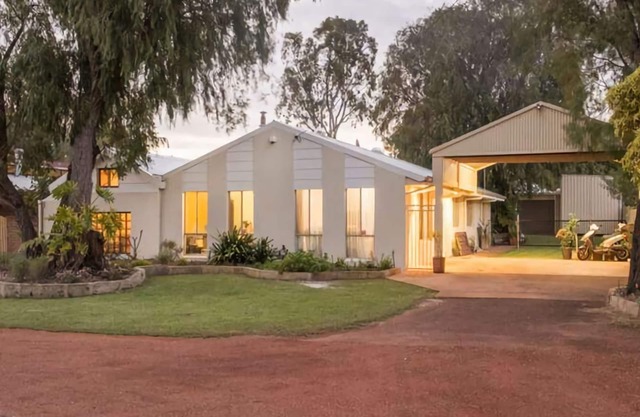 Dawson Beach Retreat-Beachside Home on Beautiful, large, landscaped lot!