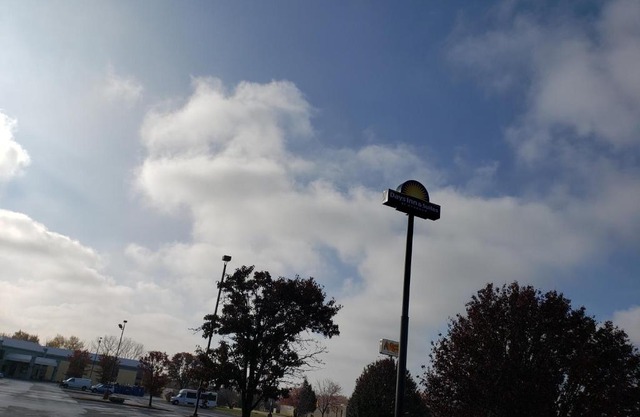 Days Inn & Suites by Wyndham Merrillville