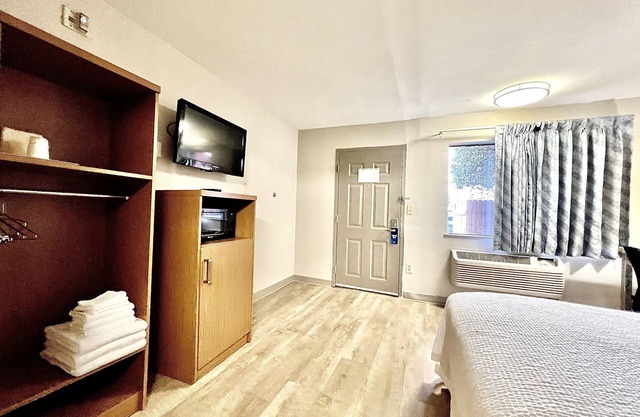 Days Inn & Suites by Wyndham Arlington Near Six Flags