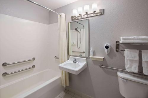 Days Inn & Suites by Wyndham Green Bay WI