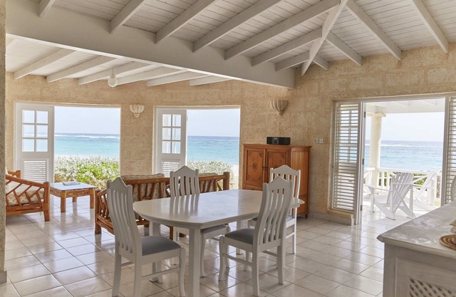 De Luxe 1 bedroom villa on the beach