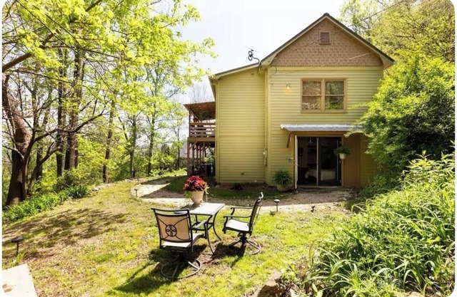 DECREASED RATE new VRBO listing: Cozy studio DOWNTOWN with garden&mountain views