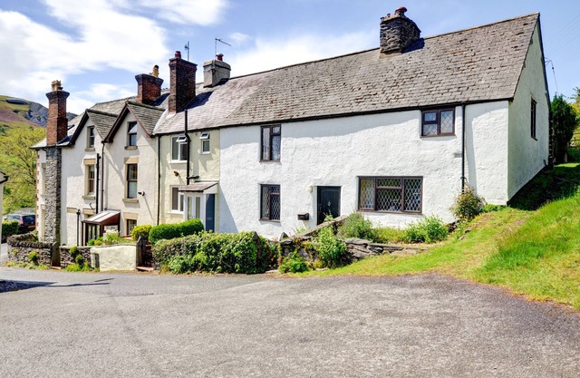 Dee Mount - Two Bedroom House, Sleeps 4