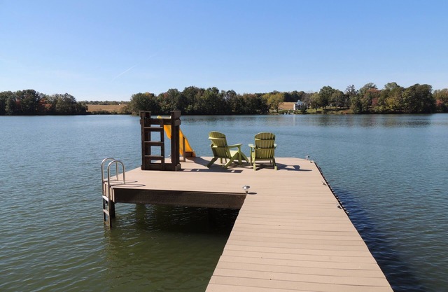 Deep water dock-4 bedroom house on public side of the lake