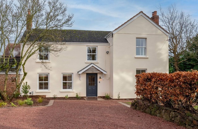 Deer Park Farmhouse - on the lydney park estate that sleeps 6 guests in 3 bedrooms