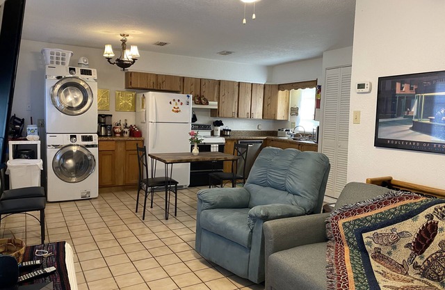 Deland Marigold House, Beautiful Quiet Setting, with Comfy Bed, Downtown DeLand