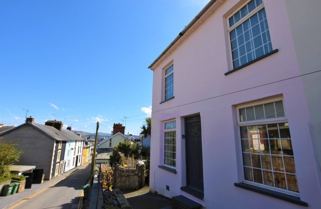 Delightful 2 Bedroom Cottage, just Off Village Square, sleeps 4,Pets Friendly