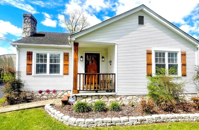 Delightful Decor/3 miles to Beech Bend & WKU/Garage/Firepit/King Bed/Games