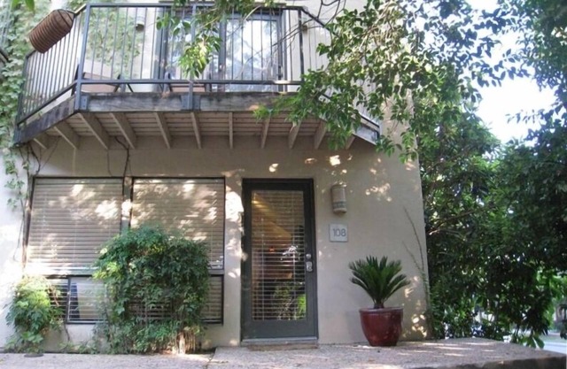 Delightful Downtown West 6th Street Condo - Walk to Everything