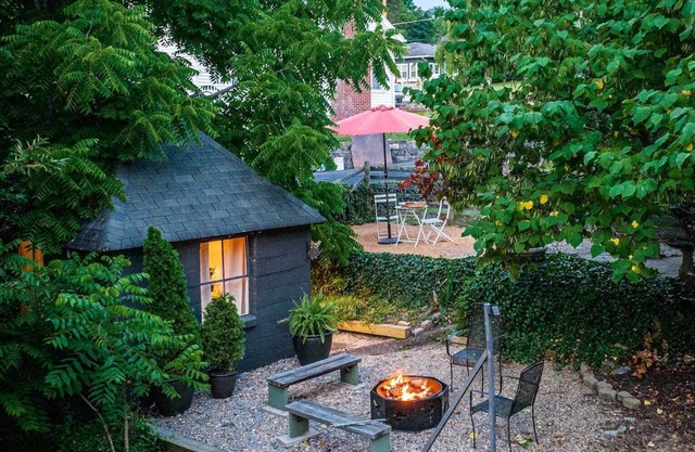 Delightful DT Bungalow, Walk to Town, Firepit, BBQ, ❤️ of NRG