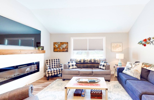 Delightful oasis near lakes, hiking, skiing & town with high-speed WiFi