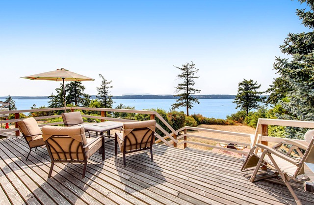 Delightful Waterfront Cabin w/Large Deck, Free WiFi, Firepit, & Washer/Dryer