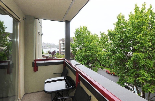 Deluxe 2 Bed 2 Bath with Harbour and Empress Hotel Views
