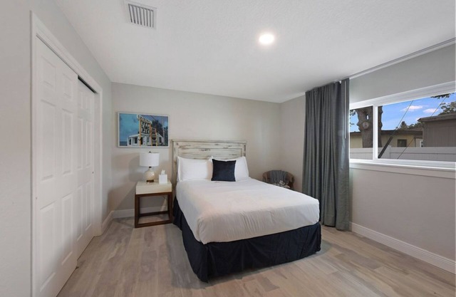 Deluxe 2 Bedroom With Living Room and Kitchenette