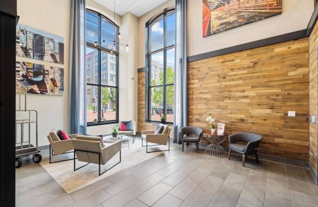 Deluxe and Spacious 2 Bed Condo: 15 Mins to NYCnn
