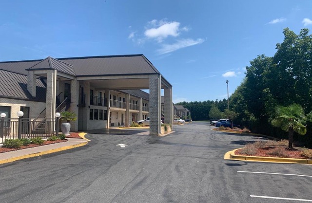 Deluxe Inn & Suites