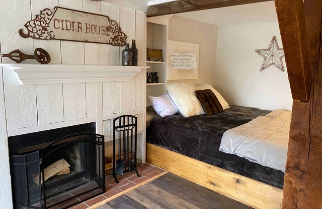 Deluxe King, kitchenette, fireplace