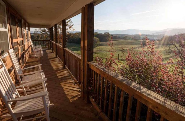 DELUXE Lodge Cabin – Sleeps up to 8, with Mountain Views & River Access!