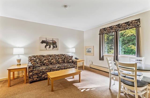 Deluxe one bedroom suite located on first floor with outdoor heated pool 11517