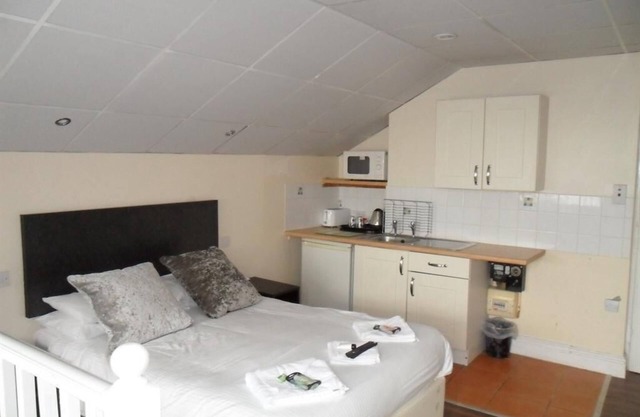 Deluxe Penthouse Ensuite (Shower) & Balcony at The Beach Hotel and Apartments