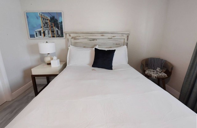Deluxe Room Queen Bed w Kitchenette