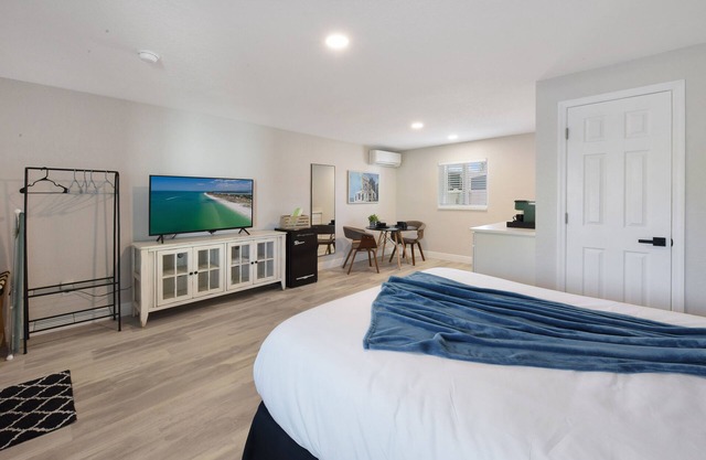 Deluxe Room with Queen Bed and Kitchenette