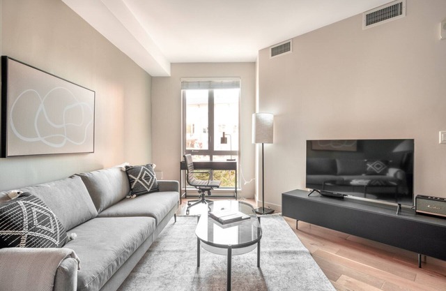 Deluxe San Mateo 1BR w/Pool, Gym & W/D, nr Caltrain, by Blueground