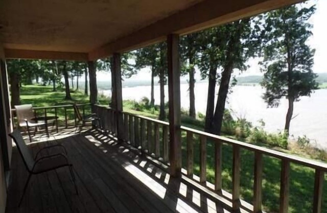 Deluxe Two Bedroom Bungalow w/Full Kitchen & View!