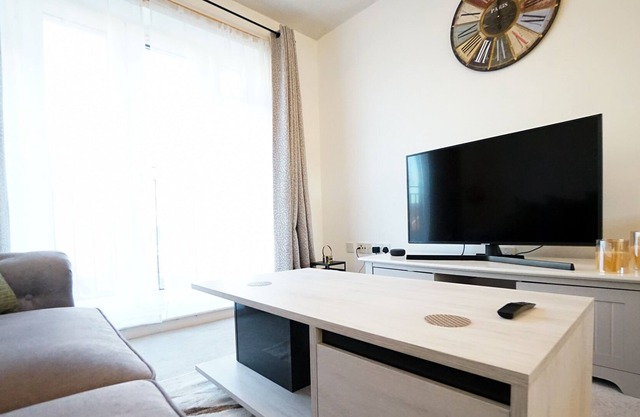 Deluxe Two Bedroom Serviced Apartment by Hampshire Stays - Southampton Eastleigh